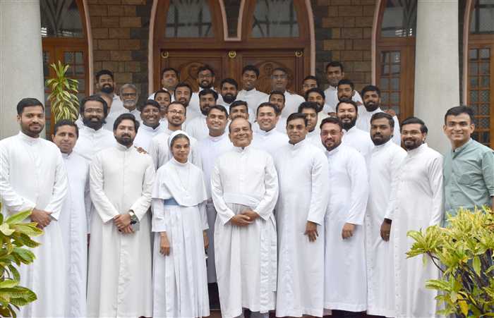 PROGRAMMERECOLLECTION OF YOUNG PRIESTS